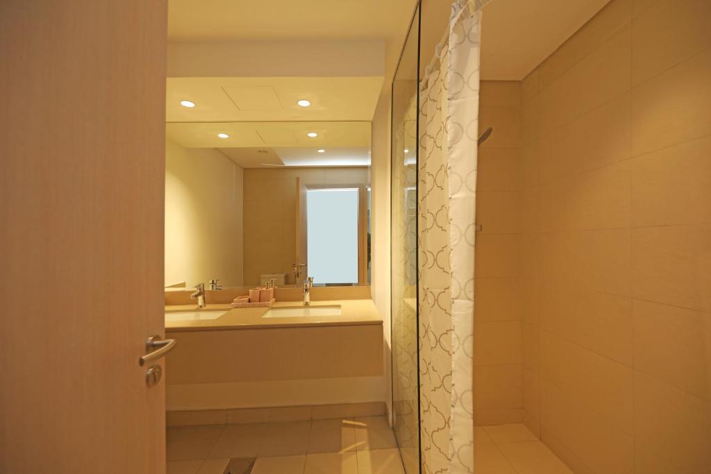 Kúpeľňa v ubytovaní Yas Island - 2 Bedrooms, 2 toilet with shared Pool & Parking
