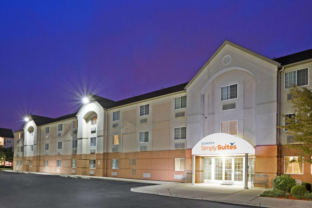 an image of a hotel exterior at night at Sonesta Simply Suites Somerset in Somerset