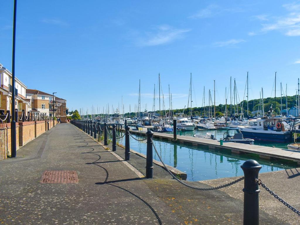 Marina View Cottage, East Cowes (updated prices 2024)