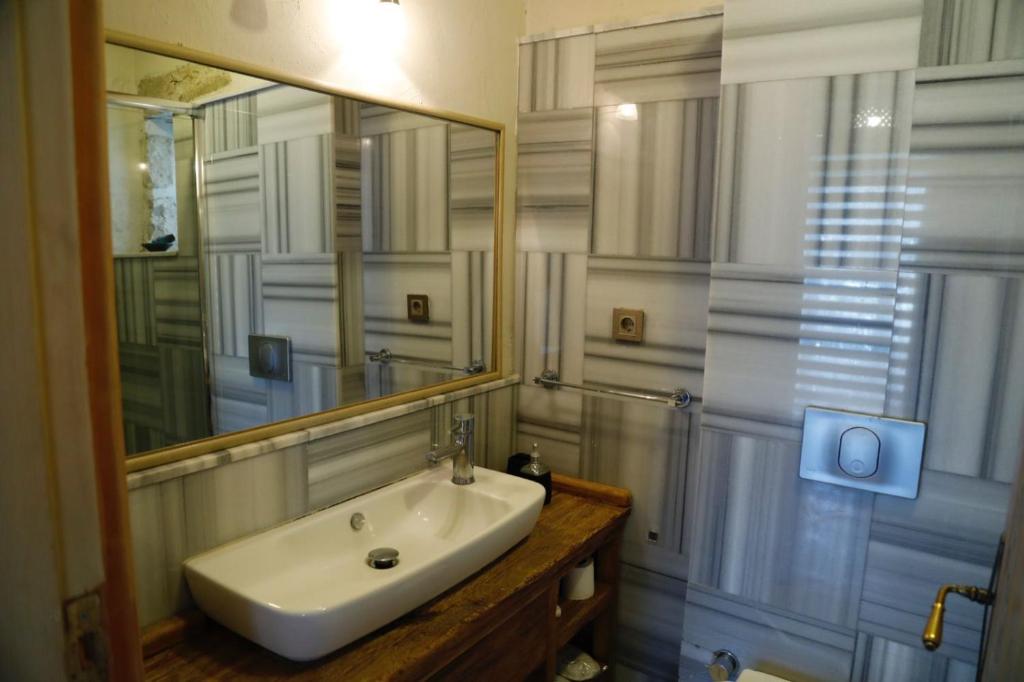 A bathroom at Zen Alacati Hotel