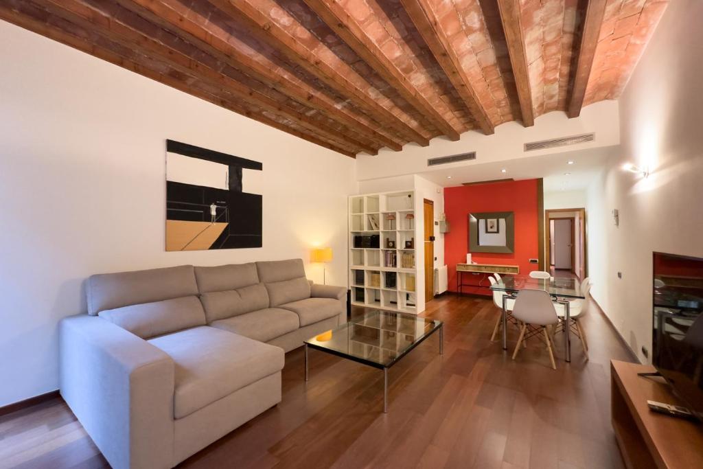 - un salon avec un canapé et une table dans l'établissement Rent Top Apartments near Plaza de Catalunya, à Barcelone