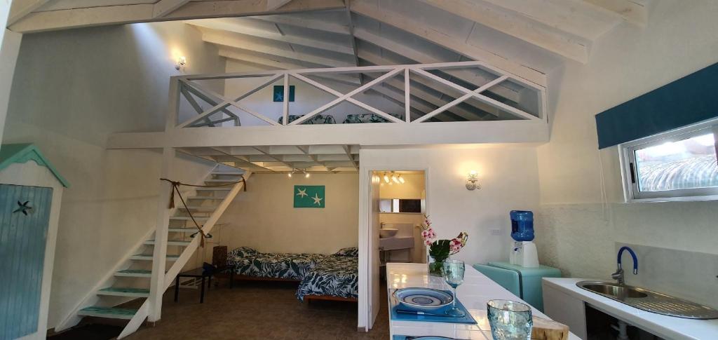 ein Zimmer mit einem Etagenbett und einer Treppe in einem Zimmer in der Unterkunft Hotel & Apartments "CHEZ HIVA" in Hanga Roa
