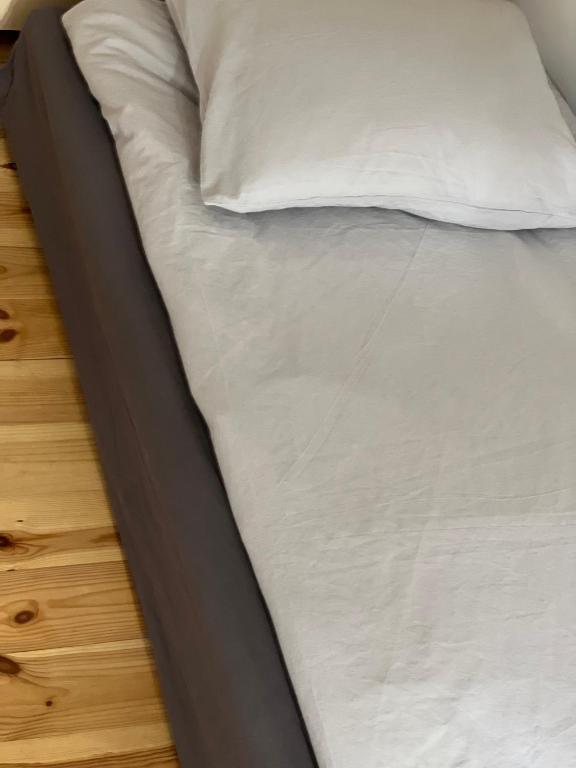Łóżko lub łóżka w pokoju w obiekcie Belvárosi lakás, ingyenes parkolással