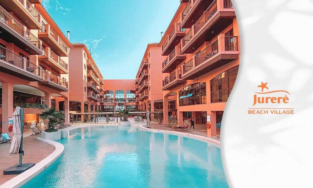 uma piscina no meio de um edifício em Jurerê Beach Village em Florianópolis