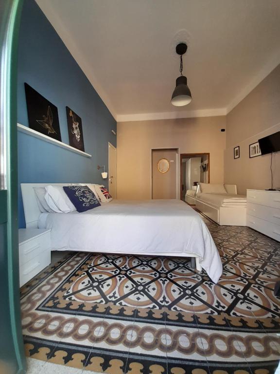 1 dormitorio con 1 cama blanca grande y 1 alfombra en Lavilletta B&B, en Salerno