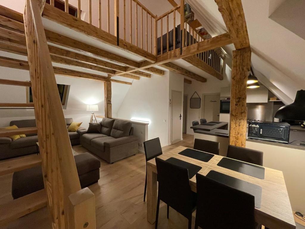 a kitchen and living room with a table and chairs at Le 6B in Hoenheim