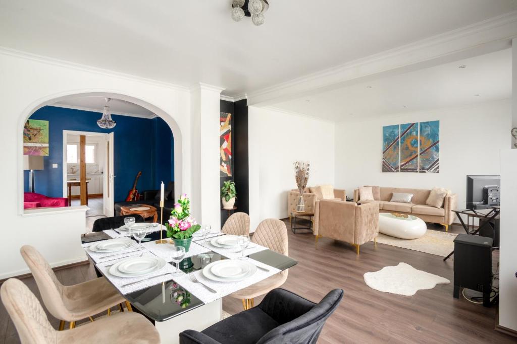 jadalnia i salon ze stołem i krzesłami w obiekcie L'Amarante - Appt 2 chambres - proche Strasbourg w mieście Lingolsheim
