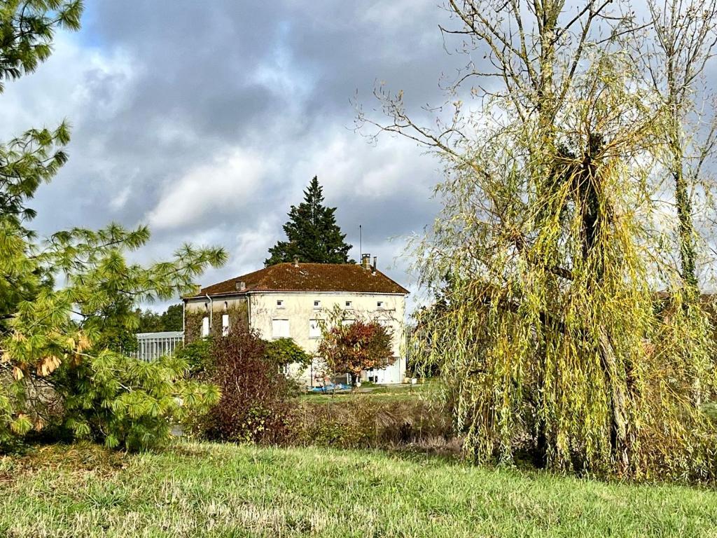Zahrada ubytování Domaine familial, Nature et Piscine