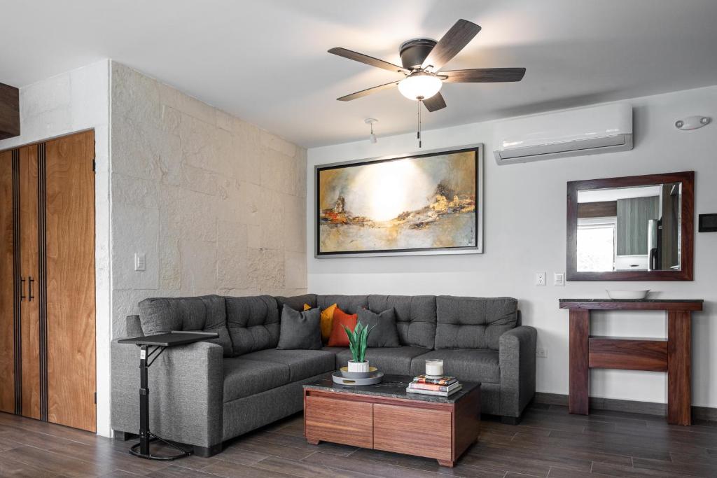 a living room with a couch and a ceiling fan at Nuevo, moderno, céntrico en Tulancingo 7 in Monterrey