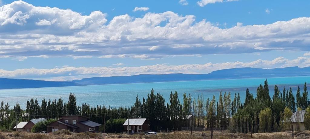 vistas al agua y a las casas de una colina en cba en El Calafate