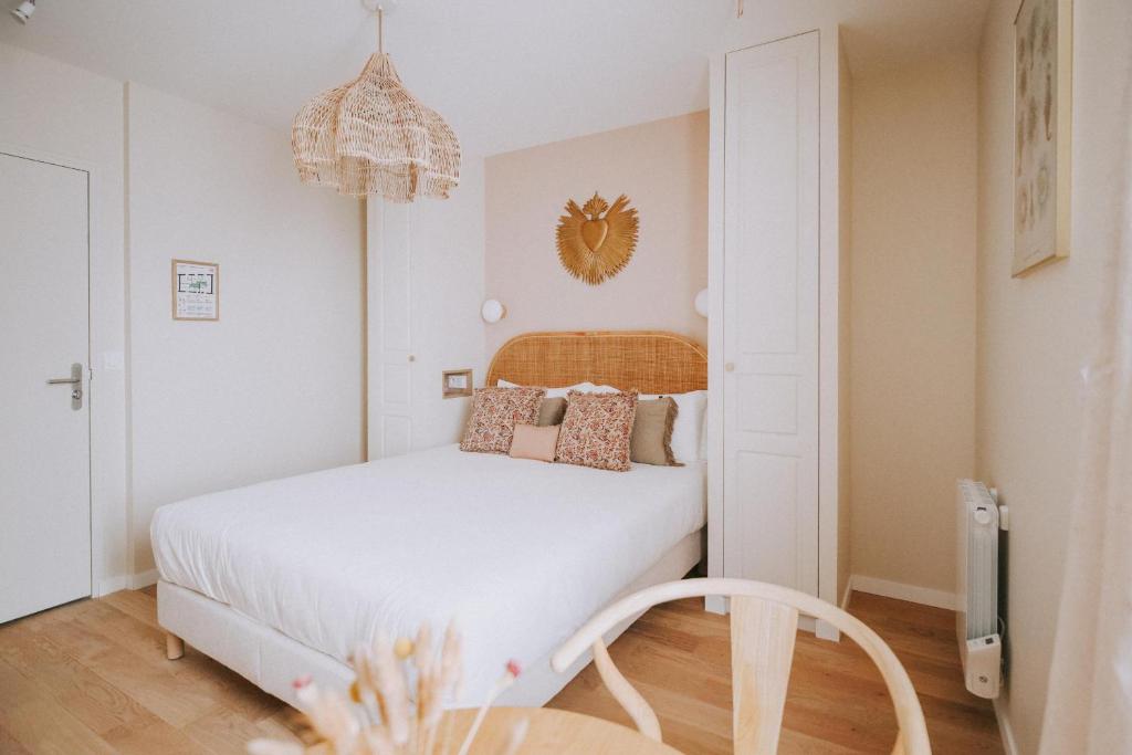 Łóżko lub łóżka w pokoju w obiekcie Sézam-Appart-Hôtel
