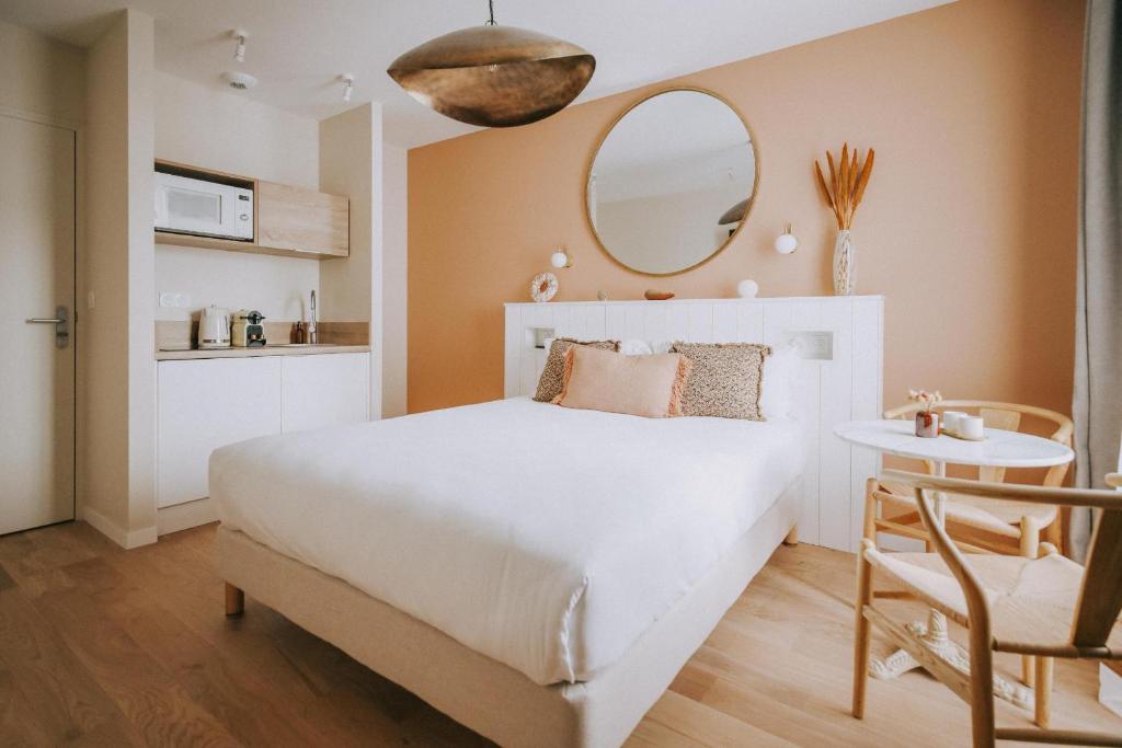 Łóżko lub łóżka w pokoju w obiekcie Sézam-Appart-Hôtel