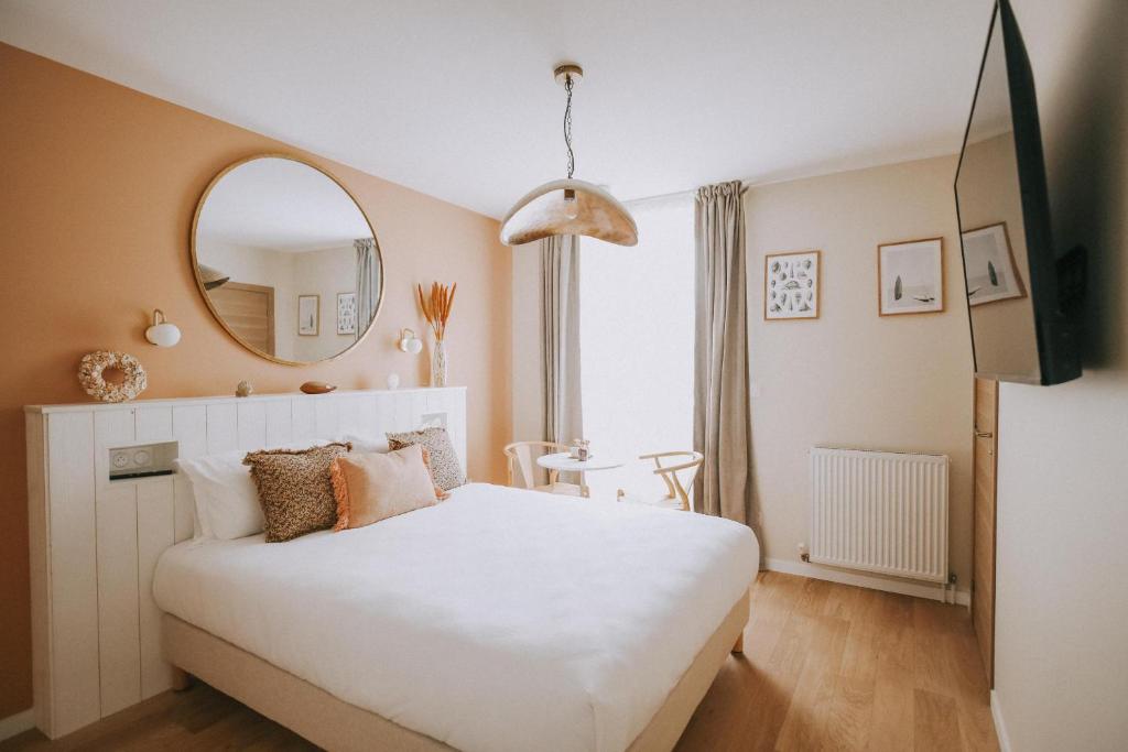 Łóżko lub łóżka w pokoju w obiekcie Sézam-Appart-Hôtel