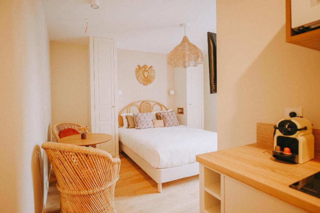 Łóżko lub łóżka w pokoju w obiekcie Sézam-Appart-Hôtel
