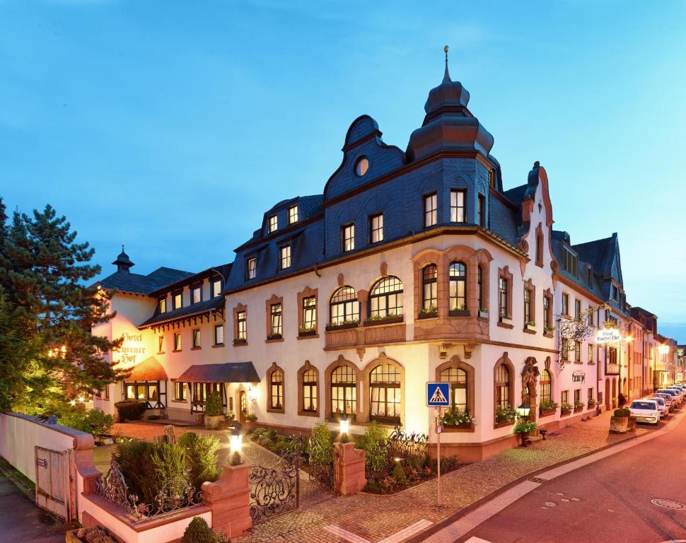 um grande edifício numa rua da cidade à noite em Eurener Hof em Trier