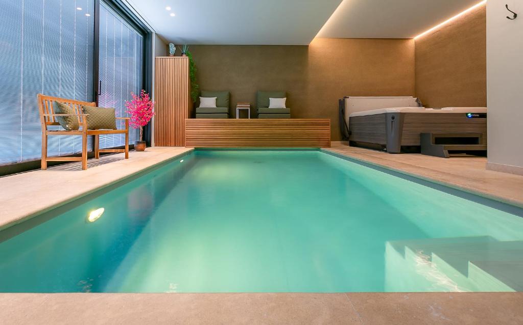 una grande piscina in una casa di The Newport Lodge - incl Breakfast, 3u Wellness and Ebike a Nieuwpoort