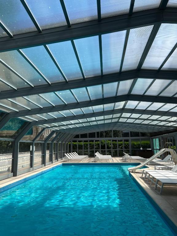 Bazén v ubytování Hotel Ai Pini nebo v jeho okolí
