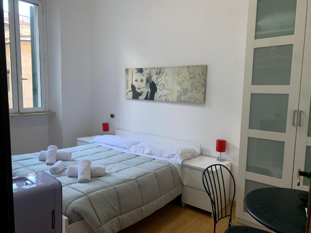 ローマにあるaffittacamere san pietro resortの白いベッドルーム(タオル付きのベッド付)