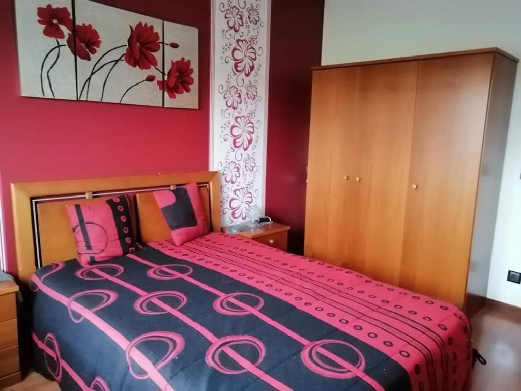A bed or beds in a room at Casa Pinheiro Arcozelo Barcelos