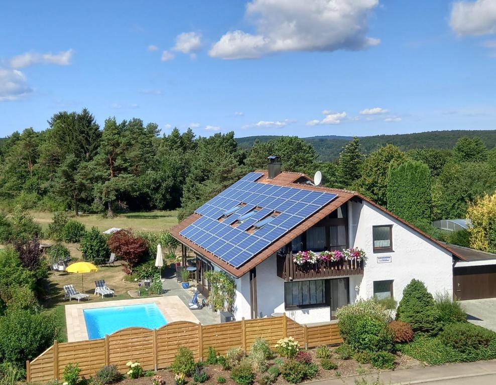 Hayingen的住宿－Haus Oettinger，屋顶上太阳能电池板房子的图像