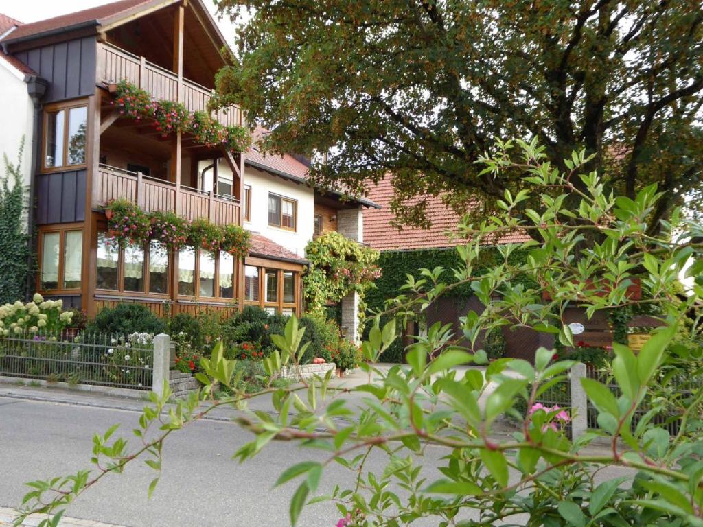 um grande edifício com flores em frente em Ferienhof Selz em Haundorf