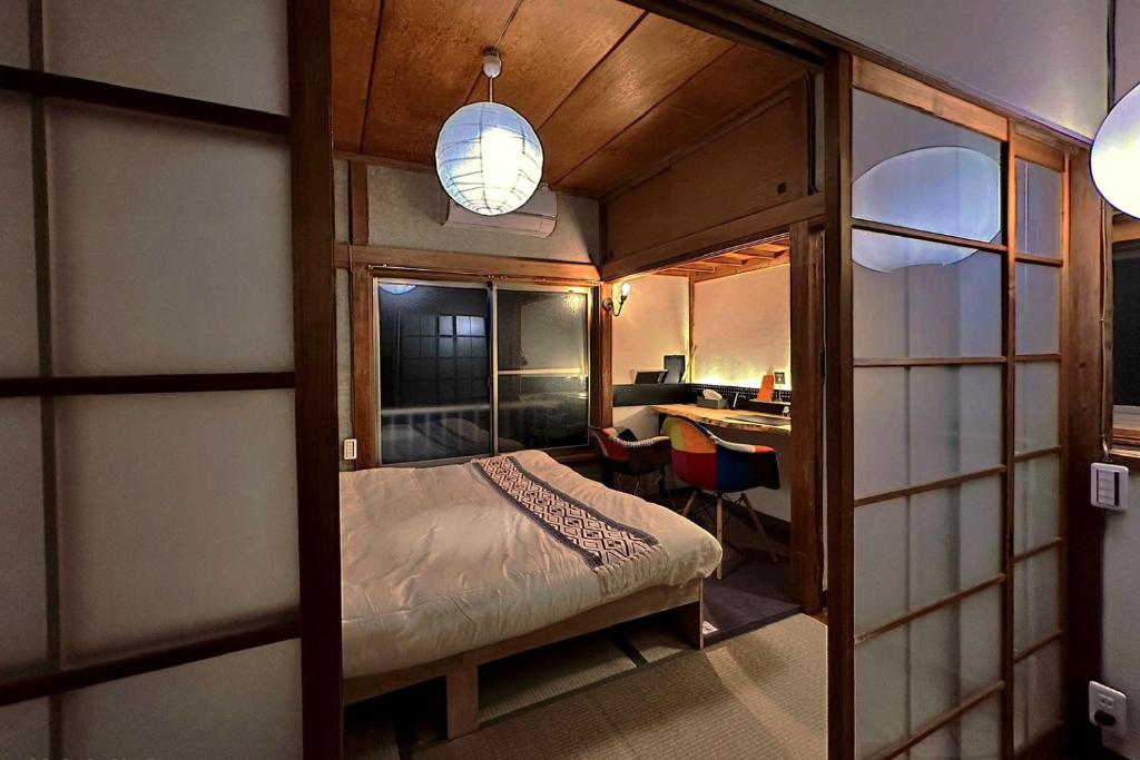 加美屋リゾート奥多摩 テラス & 風呂-Kamiya Resort Okutamaにあるベッド