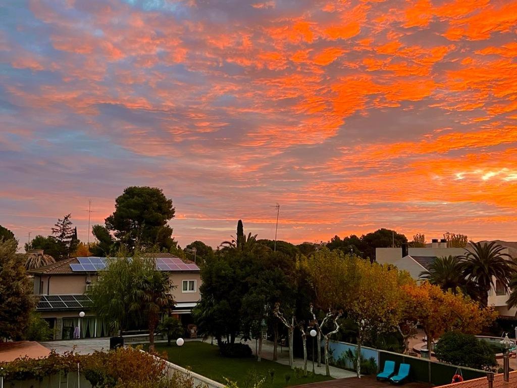 Východ nebo západ slunce při pohledu z apartmánu nebo okolí