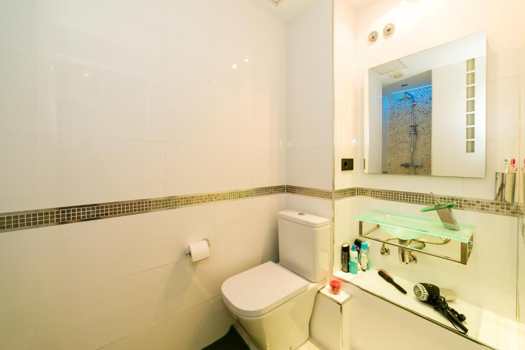 Kúpeľňa v ubytovaní weforyou 2 BEDROOMS PENTHOUSE AT MALAGA CENTER
