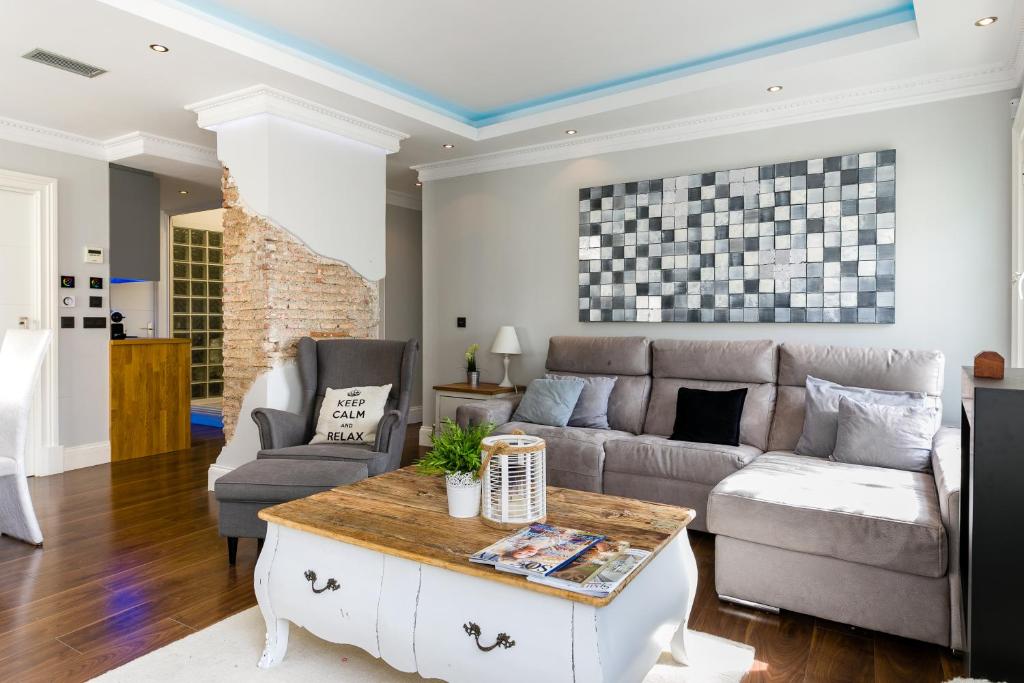 Posedenie v ubytovaní weforyou 2 BEDROOMS PENTHOUSE AT MALAGA CENTER