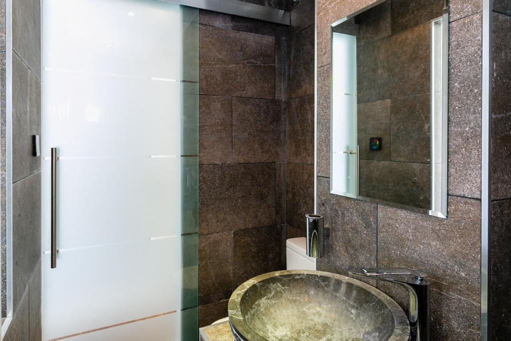 Kúpeľňa v ubytovaní weforyou 2 BEDROOMS PENTHOUSE AT MALAGA CENTER