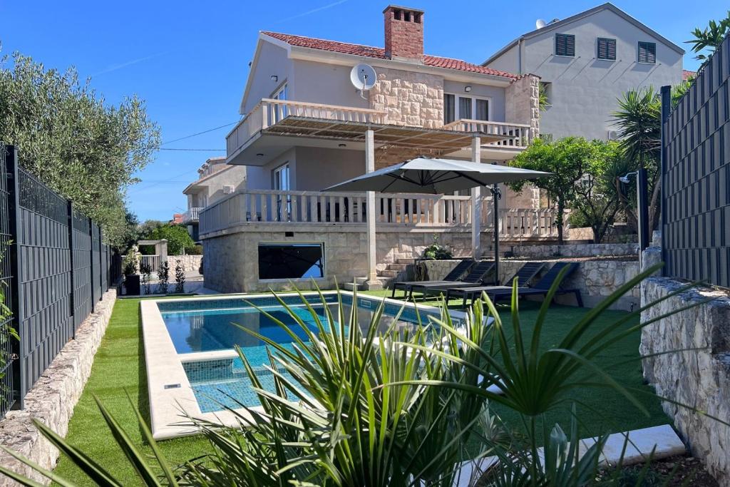 Bazén v ubytovaní Villa Moreta with heated pool, Sauna, Hot-tub alebo v jeho blízkosti