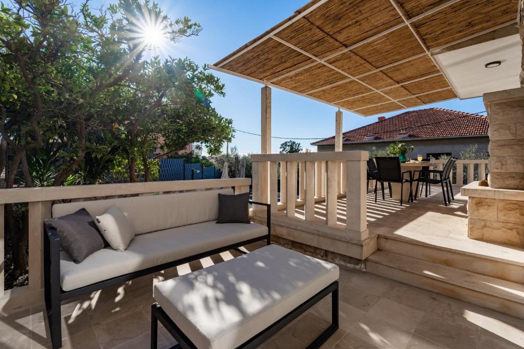 Balkón alebo terasa v ubytovaní Villa Moreta with heated pool, Sauna, Hot-tub