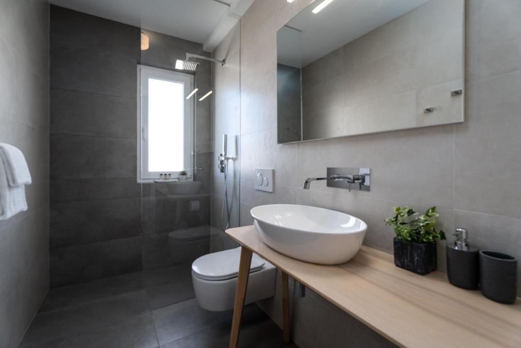 Kúpeľňa v ubytovaní Villa Moreta with heated pool, Sauna, Hot-tub