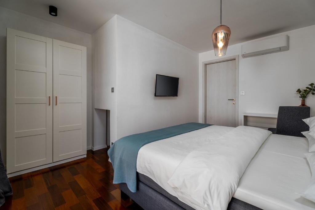 Posteľ alebo postele v izbe v ubytovaní Villa Moreta with heated pool, Sauna, Hot-tub