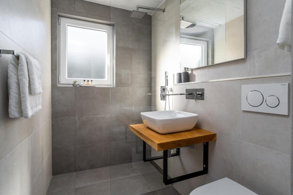 Kúpeľňa v ubytovaní Villa Moreta with heated pool, Sauna, Hot-tub