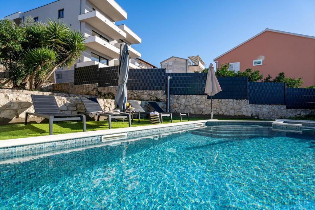 Bazén v ubytovaní Villa Moreta with heated pool, Sauna, Hot-tub alebo v jeho blízkosti