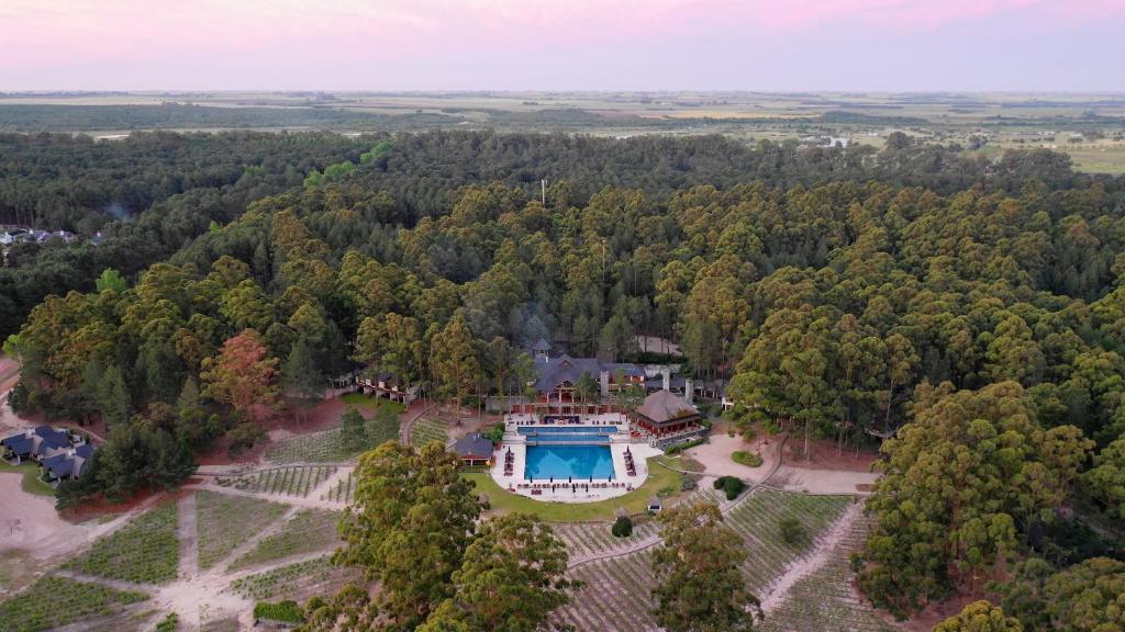 uma vista aérea de uma mansão na floresta em Carmelo Resort & Spa em Carmelo