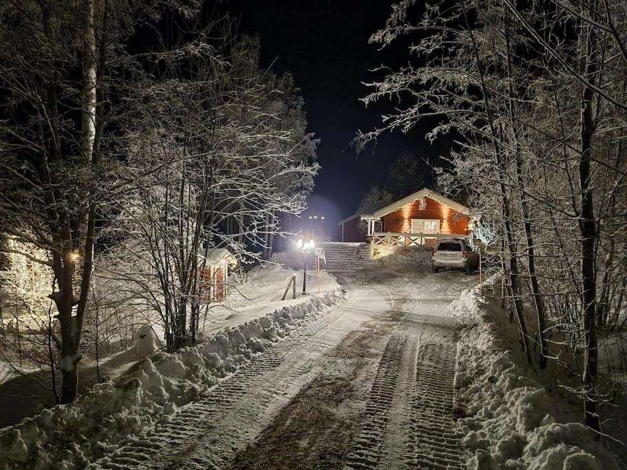 Mysig stuga med sjötomt, nära Järvsöbacken v zimě
