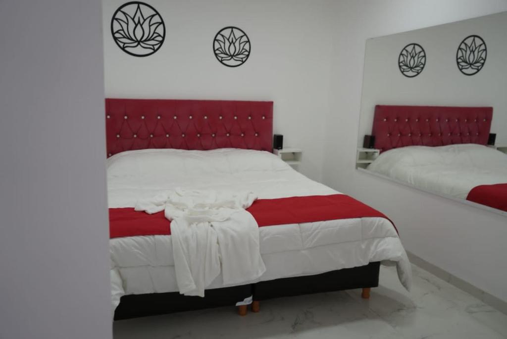1 dormitorio con 2 camas con sábanas rojas y blancas en Apart M.B en 