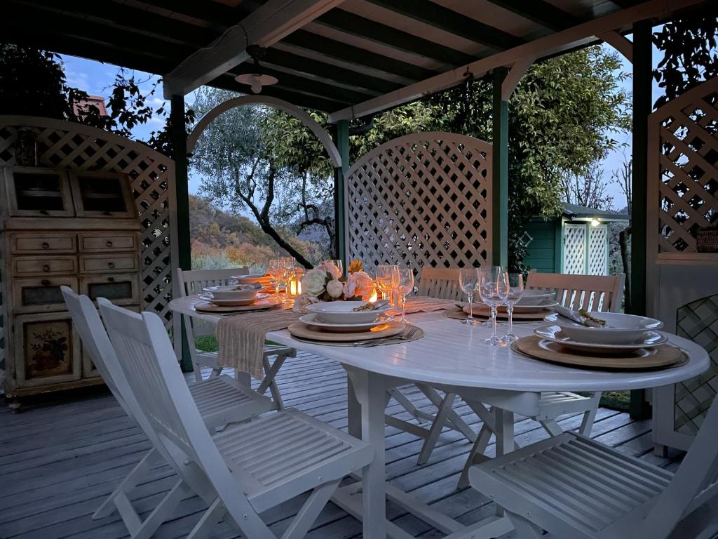 einen weißen Tisch und Stühle auf einer Terrasse in der Unterkunft CHALET VELA Natura e Relax in Gavardo