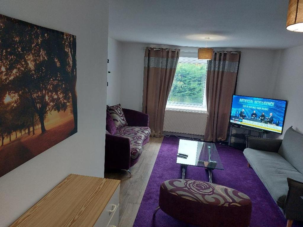 Μια τηλεόραση ή/και κέντρο ψυχαγωγίας στο Superb 2 bedroom flat, sleeps 6