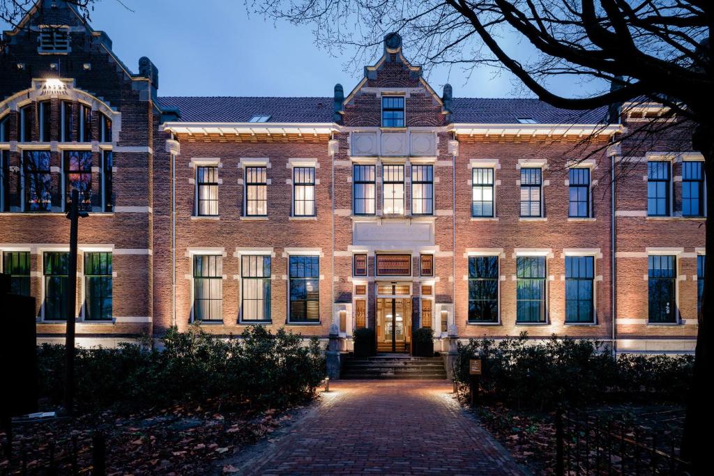 un grande edificio in mattoni con porta d'ingresso di Pillows Grand Boutique Hotel Maurits at the Park - Small Luxury Hotels ad Amsterdam