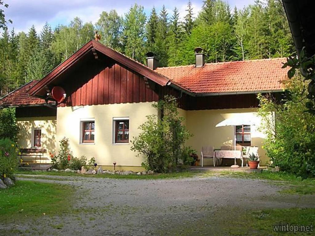 ein großes weißes Haus mit rotem Dach in der Unterkunft Ferienhaus Meier Georg in Lindberg