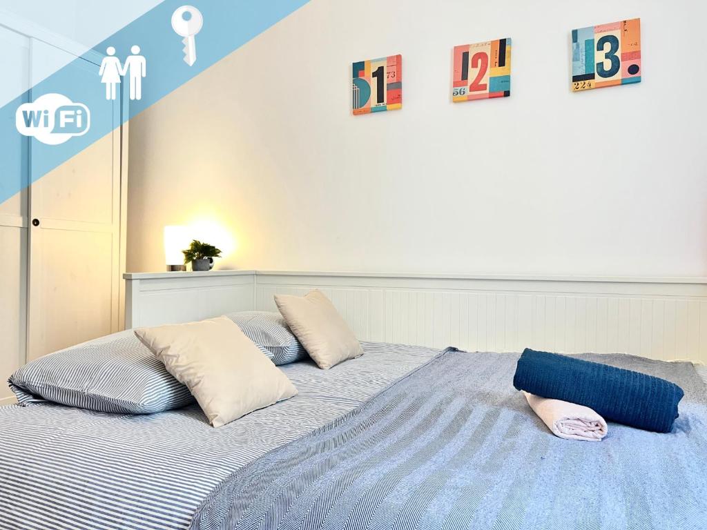 un lit avec deux oreillers dessus dans l'établissement Le Michigan, studio à 5 min du centre-ville, à Poitiers