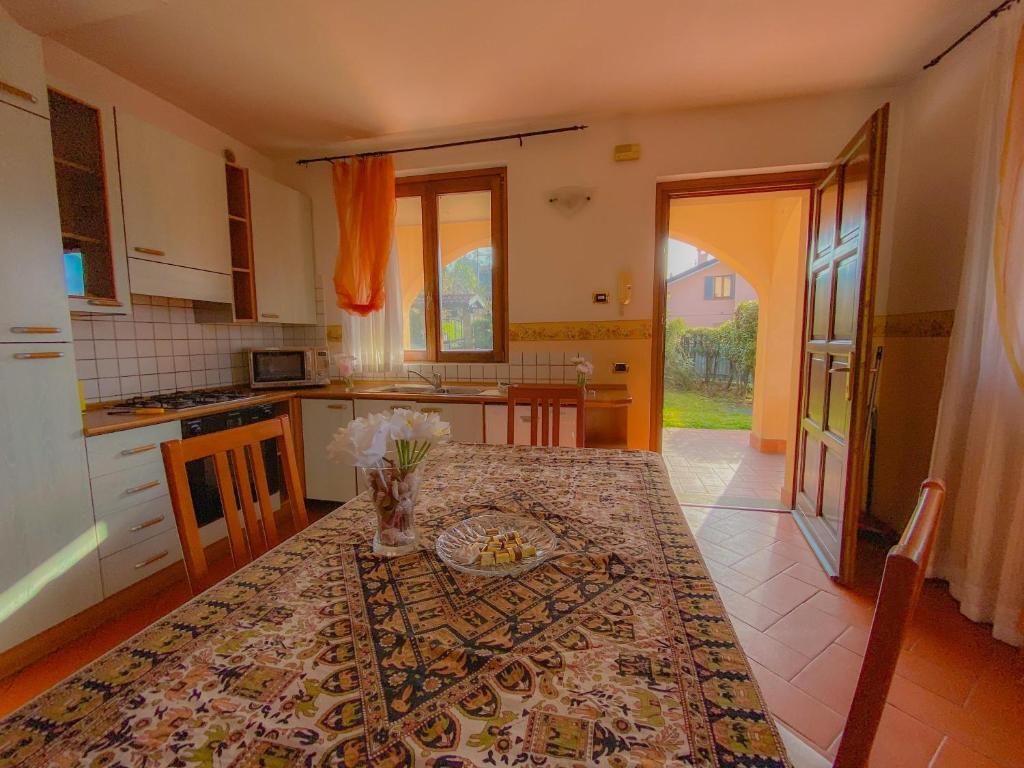 Kuchyňa alebo kuchynka v ubytovaní Garden Villa Valentina