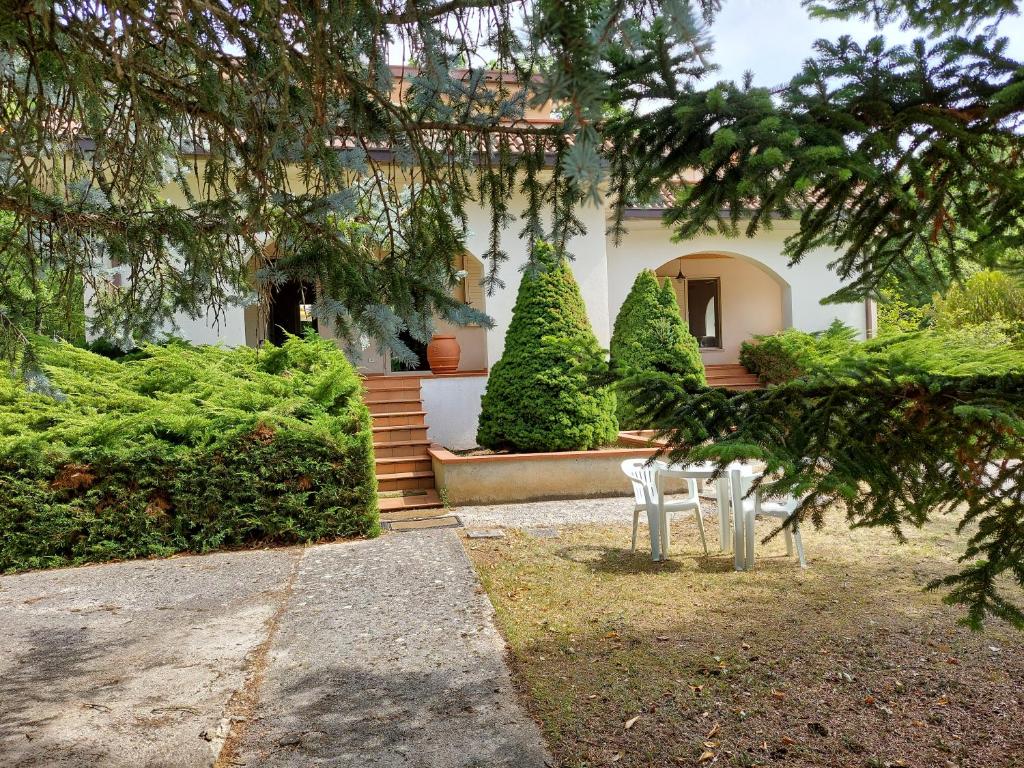 ein Haus mit einem Tisch und Stühlen im Hof in der Unterkunft Villa Angela 2 Santa Maria del Molise in Santa Maria del Molise