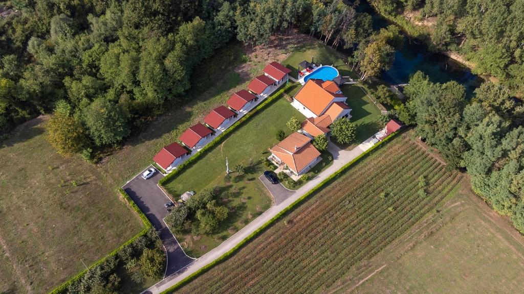 uma vista aérea de uma grande propriedade com uma casa em Seosko domaćinstvo Jovanović em Danilovgrad