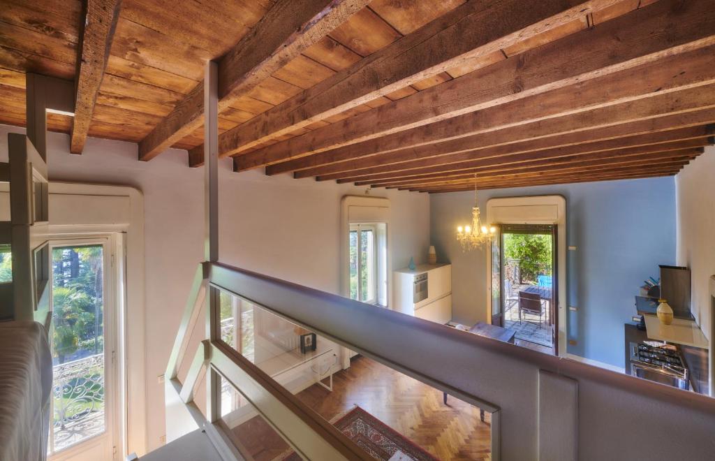 eine Treppe in einem Haus mit Holzdecken in der Unterkunft Design Loft in Villa Magnolia in Lierna