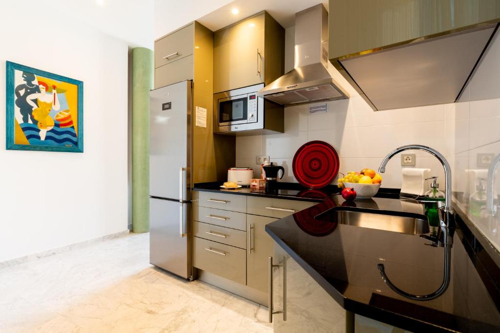 Kuchnia lub aneks kuchenny w obiekcie Sevilla Central Suites Apartamentos Puerta Jerez