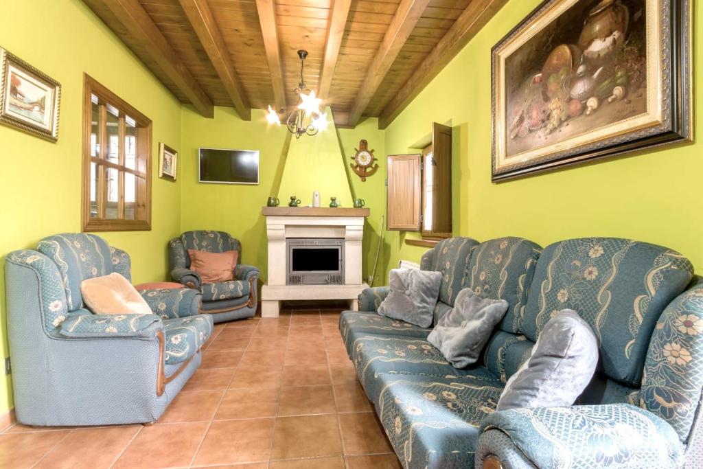 Χώρος καθιστικού στο Holiday home in rural area with mountain view in Trescares